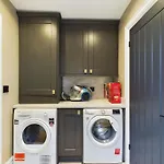 Modern 2 Bedroom Home In Belfast
