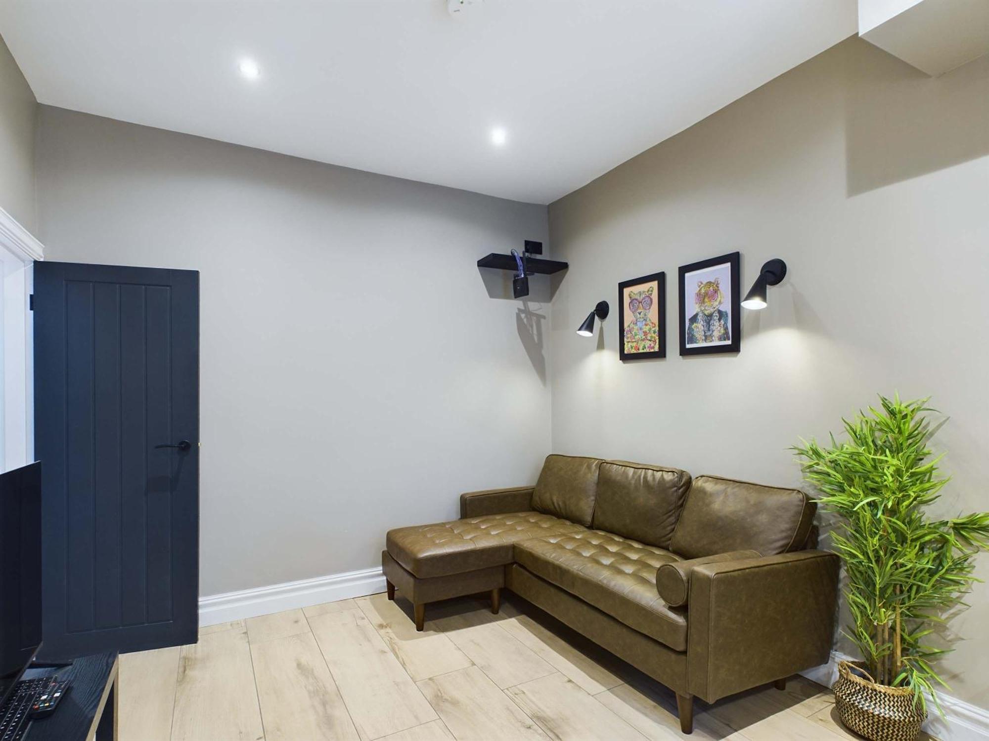 Modern 2 Bedroom In Apartment *